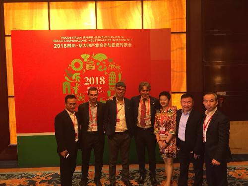 L’assessore regionale alle Attività produttive, Sergio Emidio Bini, si intrattiene con le autorità cinesi, dopo la cerimonia di apertura a Chengdu, della Western China international fair (Wcif), che vede, all’interno del padiglione della Fondazione progetto Italia-Cina, uno spazio espositivo riservato al Friuli Venezia Giulia  